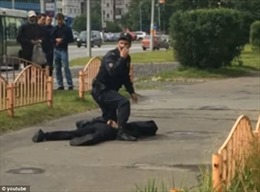 Bị tấn công, 8 người dân Nga bị thương, 1 cảnh sát Mỹ thiệt mạng